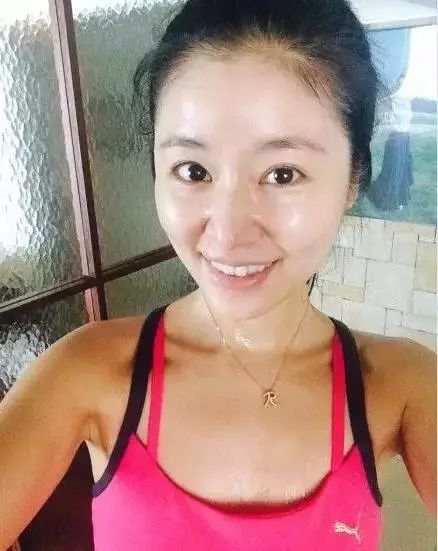 游泳衣长什么样_游泳衣健身明星图片女士_明星游泳健身衣图片女