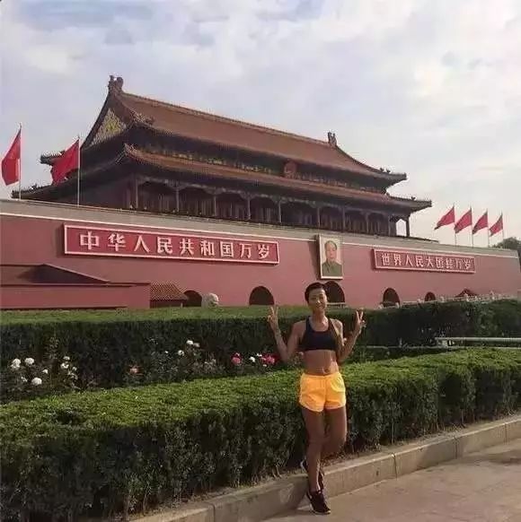 明星游泳健身衣图片女_游泳衣健身明星图片女士_游泳衣长什么样